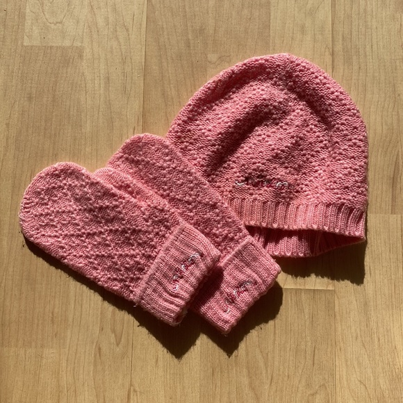 Pair of winter accessories. Beige beanie and pink beanie with matching mittens - Picture 3 of 4